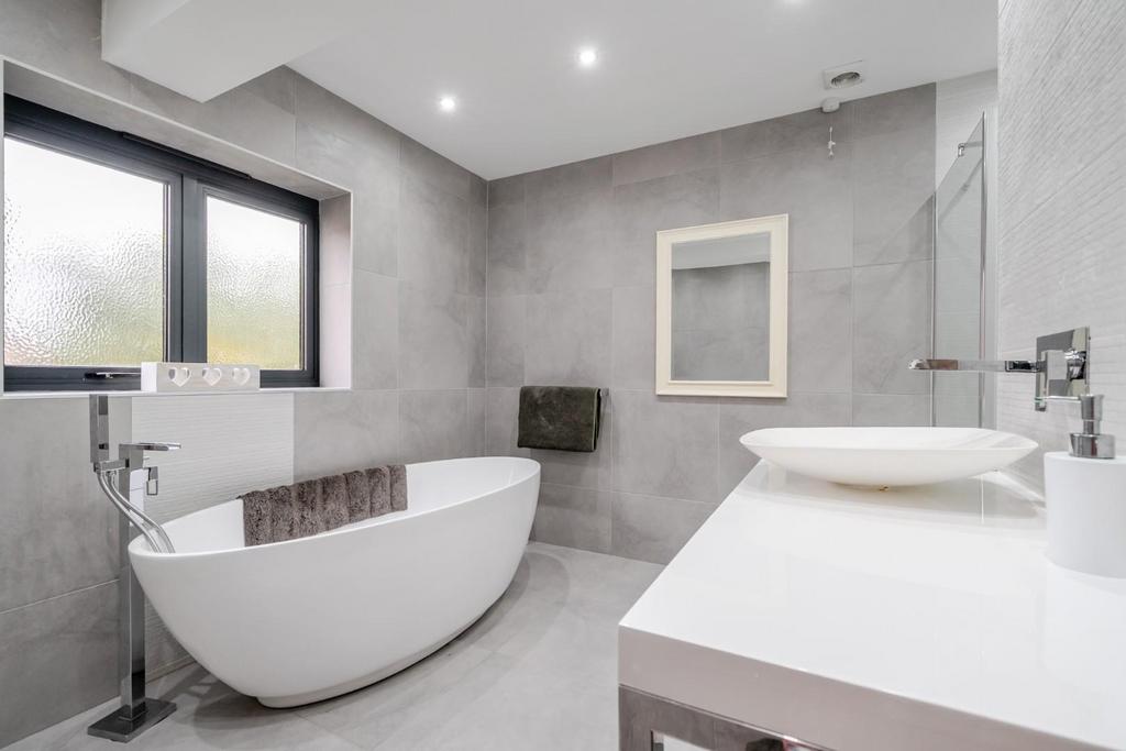 Bathroom (2).jpg