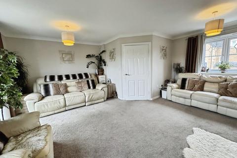 4 bedroom detached house for sale, Bream Avenue, Cleckheaton, BD19