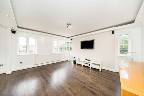 3 bedroom flat for sale, Mulberry Close, London NW4