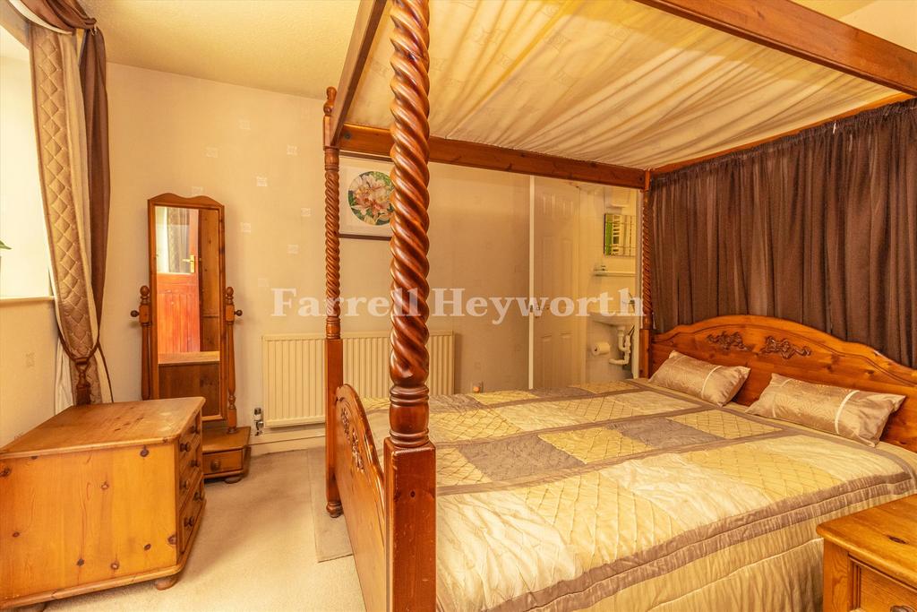 Bedroom 1 image 3