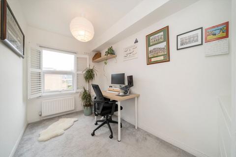 2 bedroom flat for sale, Earlston Grove, London E9