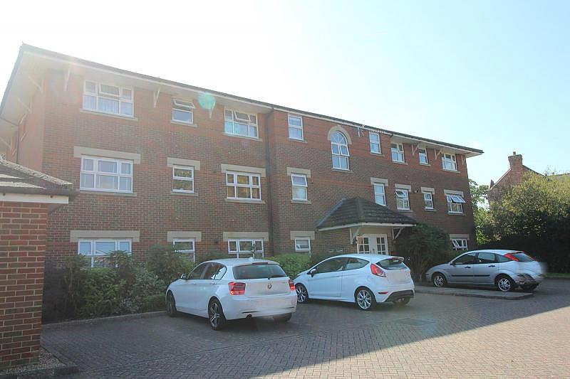 Burns Close, Billericay, Essex, CM11 2 bed ground floor flat £995 pcm