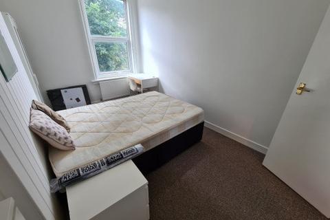 2 bedroom flat to rent, Kensington Terrace, Leeds LS6