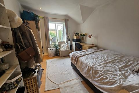 2 bedroom house to rent, Delph Court, Leeds LS6