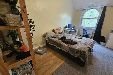 2 bedroom house to rent, Delph Court, Leeds LS6
