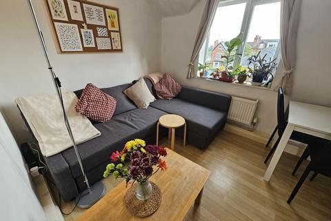 2 bedroom house to rent, Delph Court, Leeds LS6