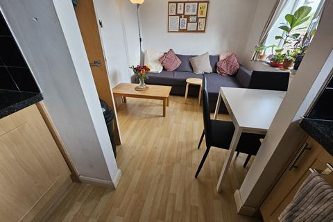 2 bedroom house to rent, Delph Court, Leeds LS6