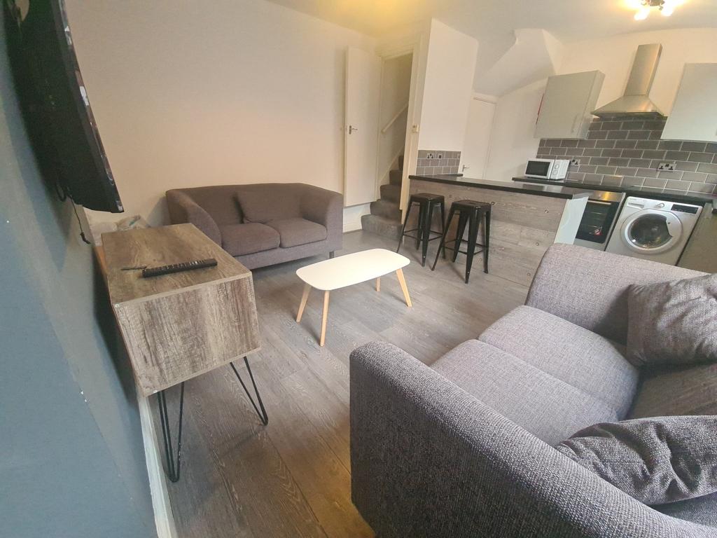 A welcoming and well-maintained living room fea...