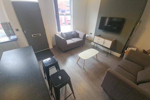 2 bedroom house to rent, Harold View, Leeds LS6