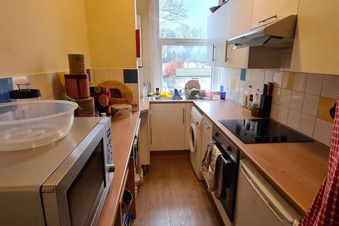 2 bedroom flat to rent, C Holly Bank, Leeds LS6