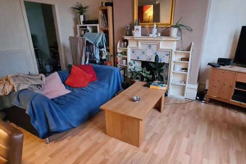 2 bedroom flat to rent, C Holly Bank, Leeds LS6