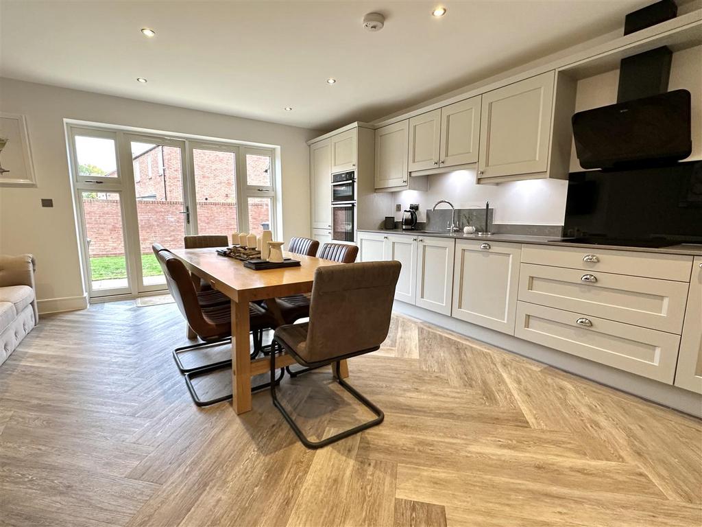 Dining/ kitchen