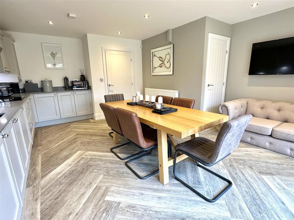 Dining/ kitchen
