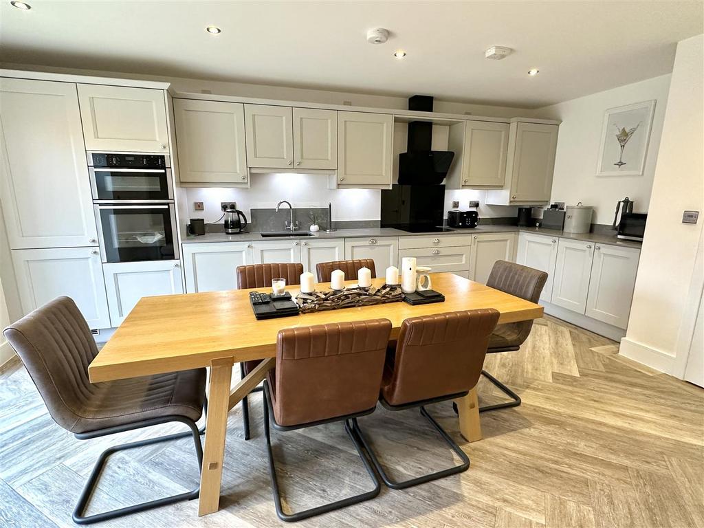 Dining/ kitchen