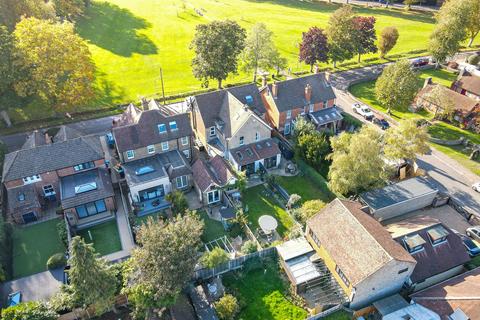39 Leas Road, Warlingham, CR6 9LP