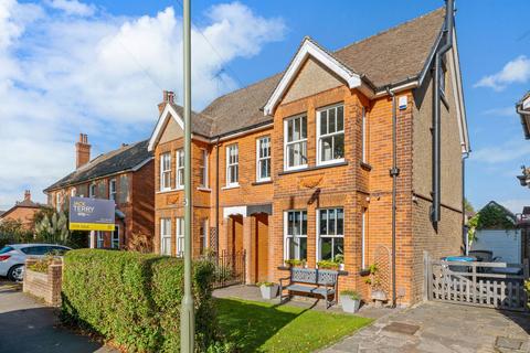 39 Leas Road, Warlingham, CR6 9LP