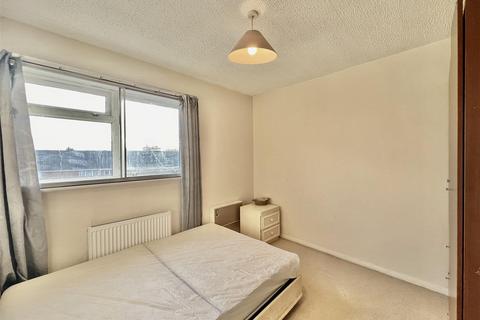undefined, Field Road, Feltham TW14