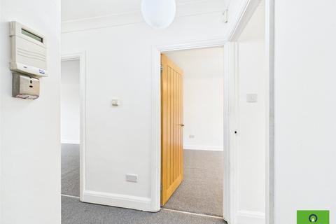 2 bedroom flat to rent, Princes Road, Romford RM1