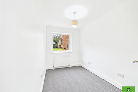 2 bedroom flat to rent, Princes Road, Romford RM1