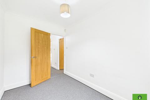 2 bedroom flat to rent, Princes Road, Romford RM1