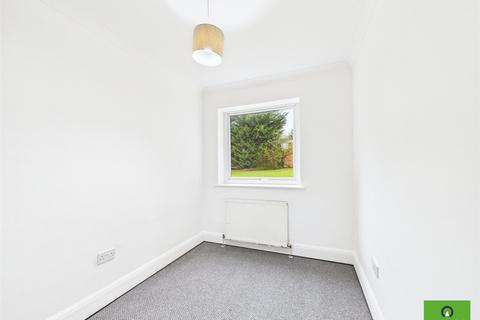 2 bedroom flat to rent, Princes Road, Romford RM1