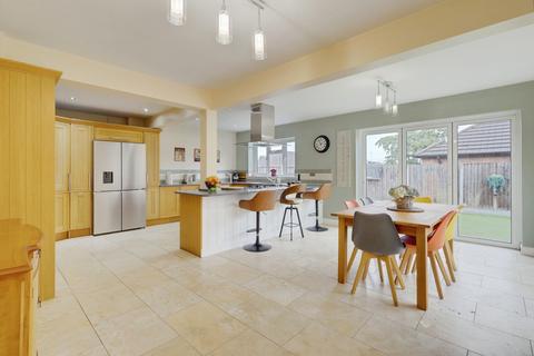 4 bedroom semi-detached house for sale, Hazlemere Road, Benfleet, SS7