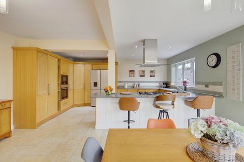 4 bedroom semi-detached house for sale, Hazlemere Road, Benfleet, SS7