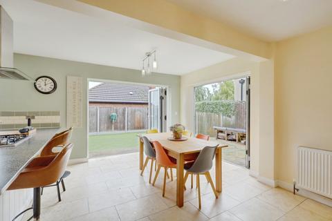 4 bedroom semi-detached house for sale, Hazlemere Road, Benfleet, SS7