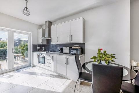 3 bedroom flat to rent, Lynton Road, London, W3