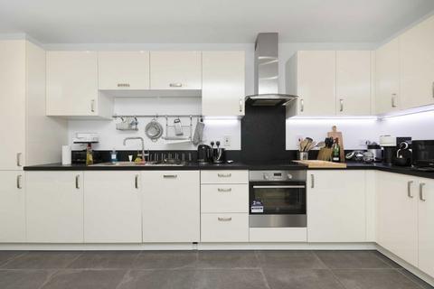 3 bedroom flat to rent, Commercial Road, London E1