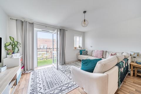 2 bedroom flat for sale, Alderson Grove, Hersham, Surrey, KT12