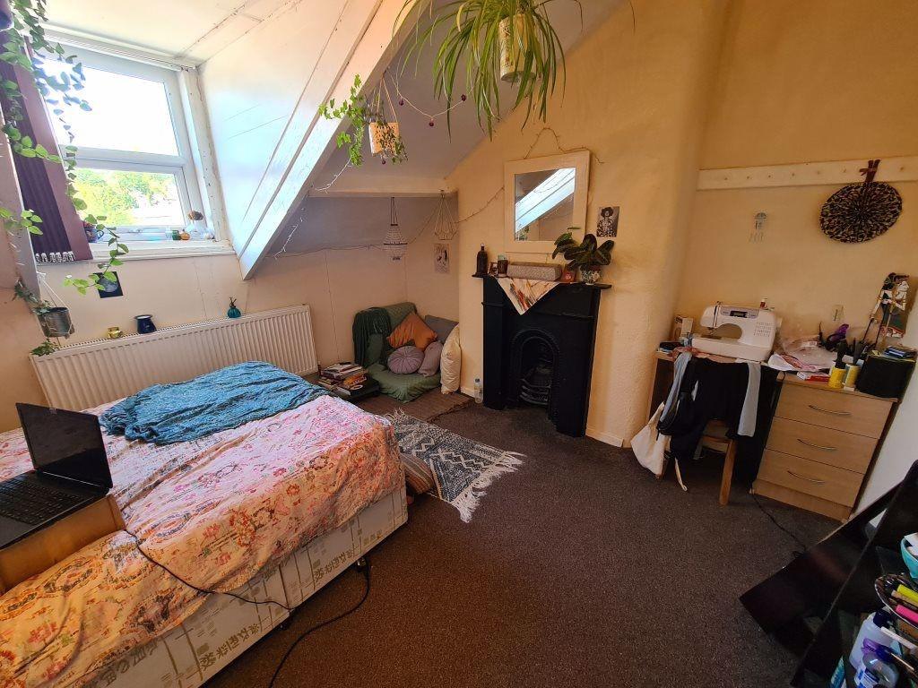 A cozy bedroom featuring a double bed, a window...