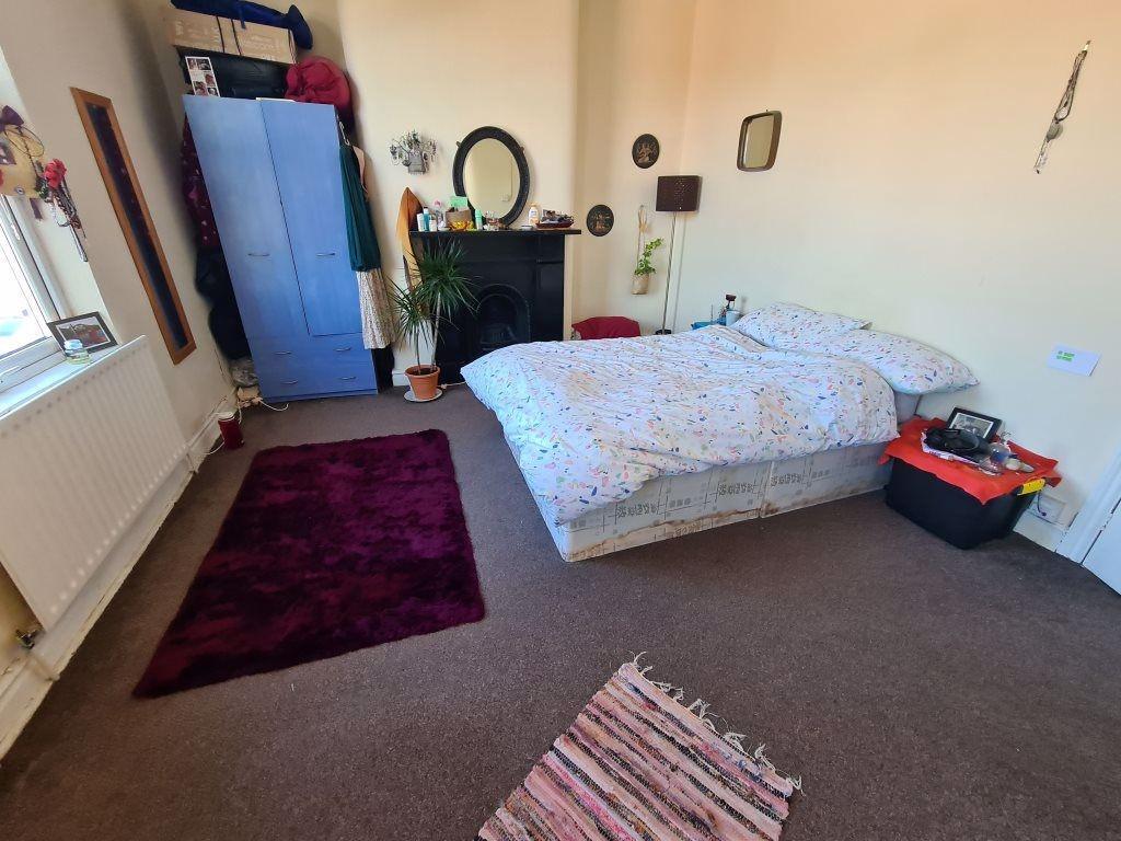 A cozy bedroom featuring a double bed with flor...