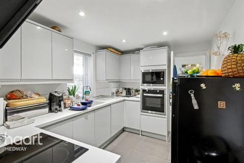 3 bedroom terraced house for sale, Luton Road, Chatham