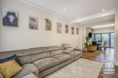 5 bedroom semi-detached house for sale, Kenwood Gardens, Ilford, IG2