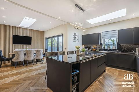 5 bedroom semi-detached house for sale, Kenwood Gardens, Ilford, IG2