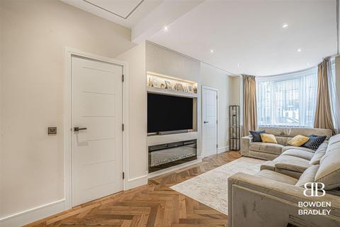 5 bedroom semi-detached house for sale, Kenwood Gardens, Ilford, IG2