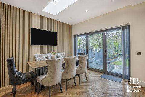 5 bedroom semi-detached house for sale, Kenwood Gardens, Ilford, IG2