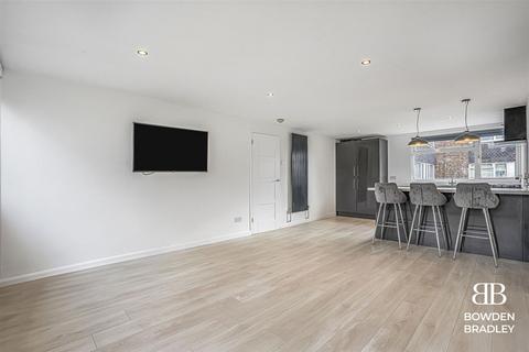 21 The Ridings, Chigwell, IG7 4QY