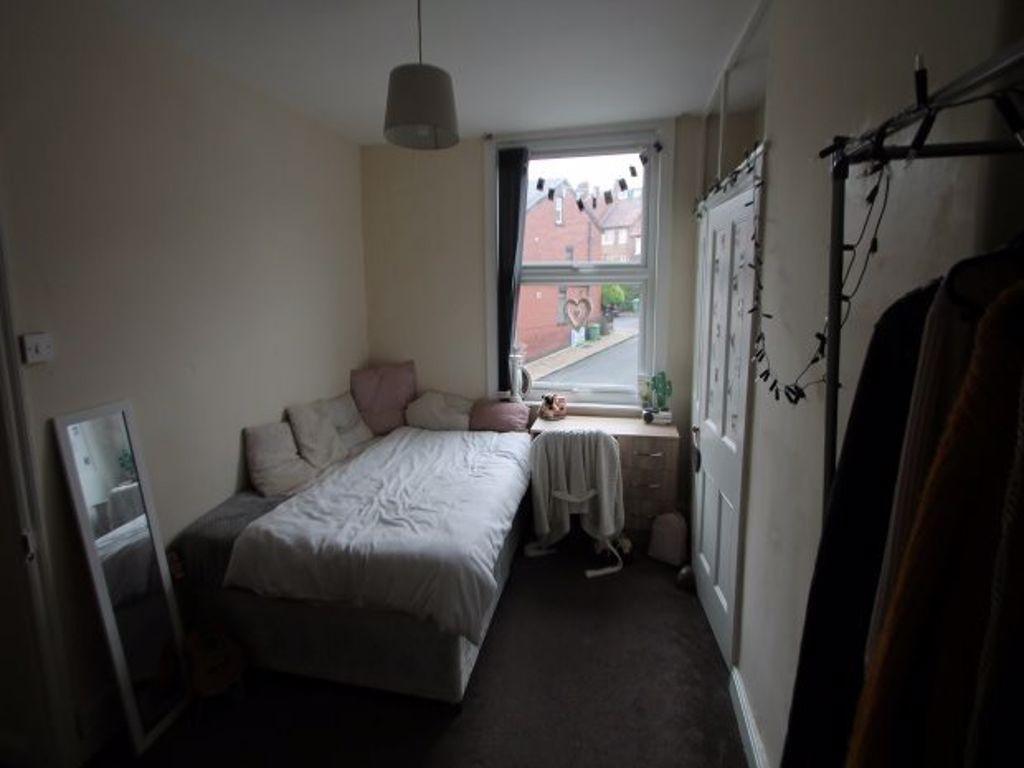 A cozy single bedroom featuring a double bed, n...
