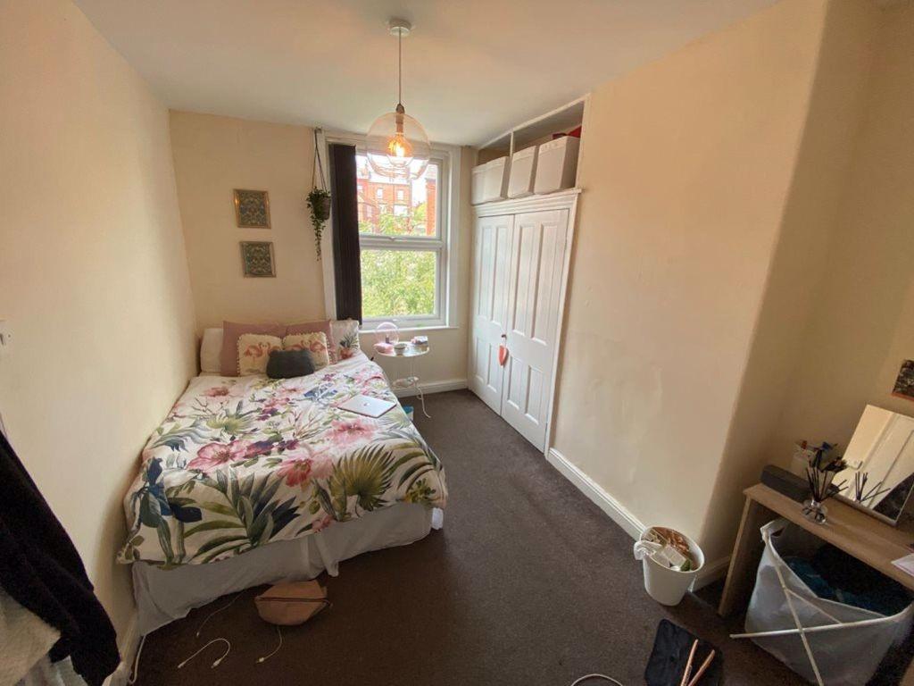 A cozy bedroom featuring a double bed with flor...