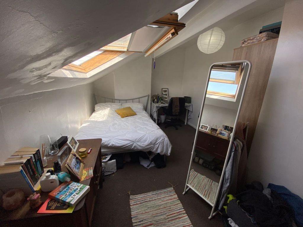 A cozy bedroom featuring a double bed, a standi...