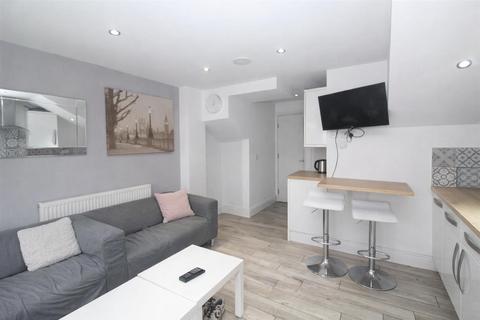 6 bedroom terraced house to rent, Parkfield Place, Cardiff CF14