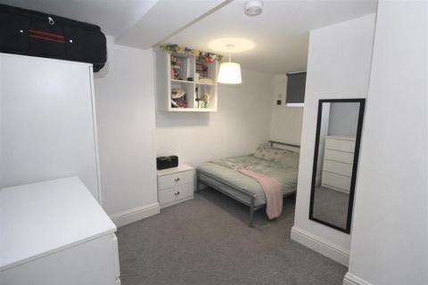 6 bedroom terraced house to rent, Parkfield Place, Cardiff CF14