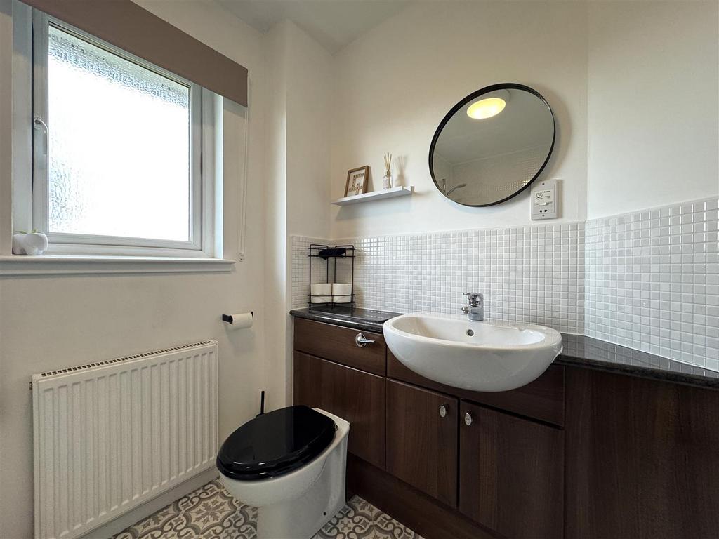 Bathroom 1.1.jpg