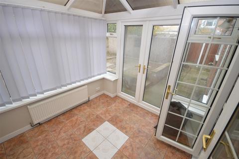 3 bedroom detached house to rent, Glastonbury Avenue, Wakefield
