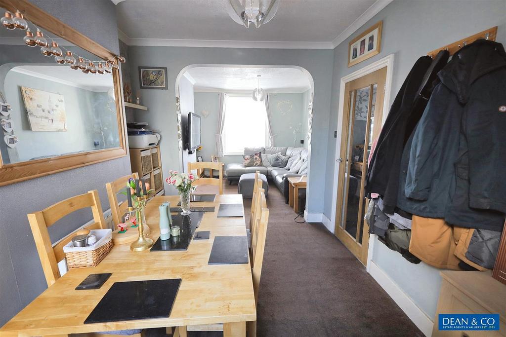 Through lounge/dining room