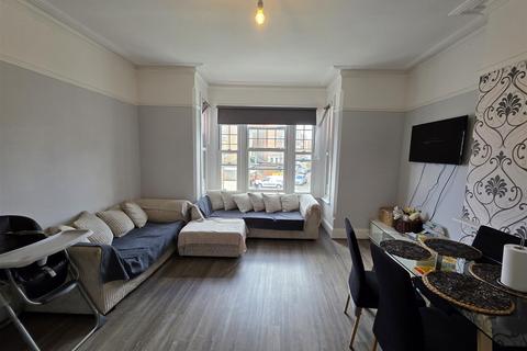 3 bedroom flat to rent, Manor Park Crescent, Edgware