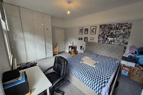 3 bedroom flat to rent, Manor Park Crescent, Edgware