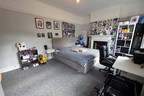3 bedroom flat to rent, Manor Park Crescent, Edgware